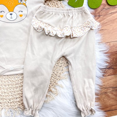  Conj. 3 peças Body Flores, Rena e Calça com Babadinho - Mostarda e Areia